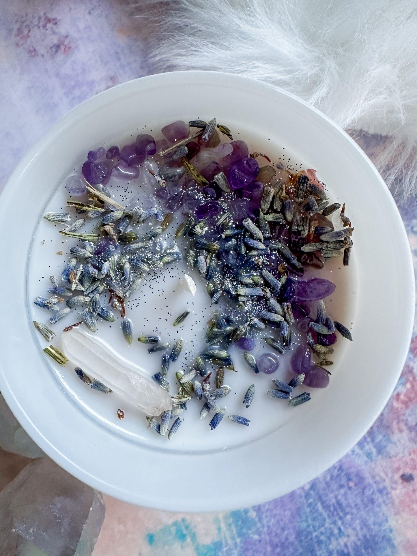 Meditationskerze mit Amethyst, Lavendel und Bergkristall