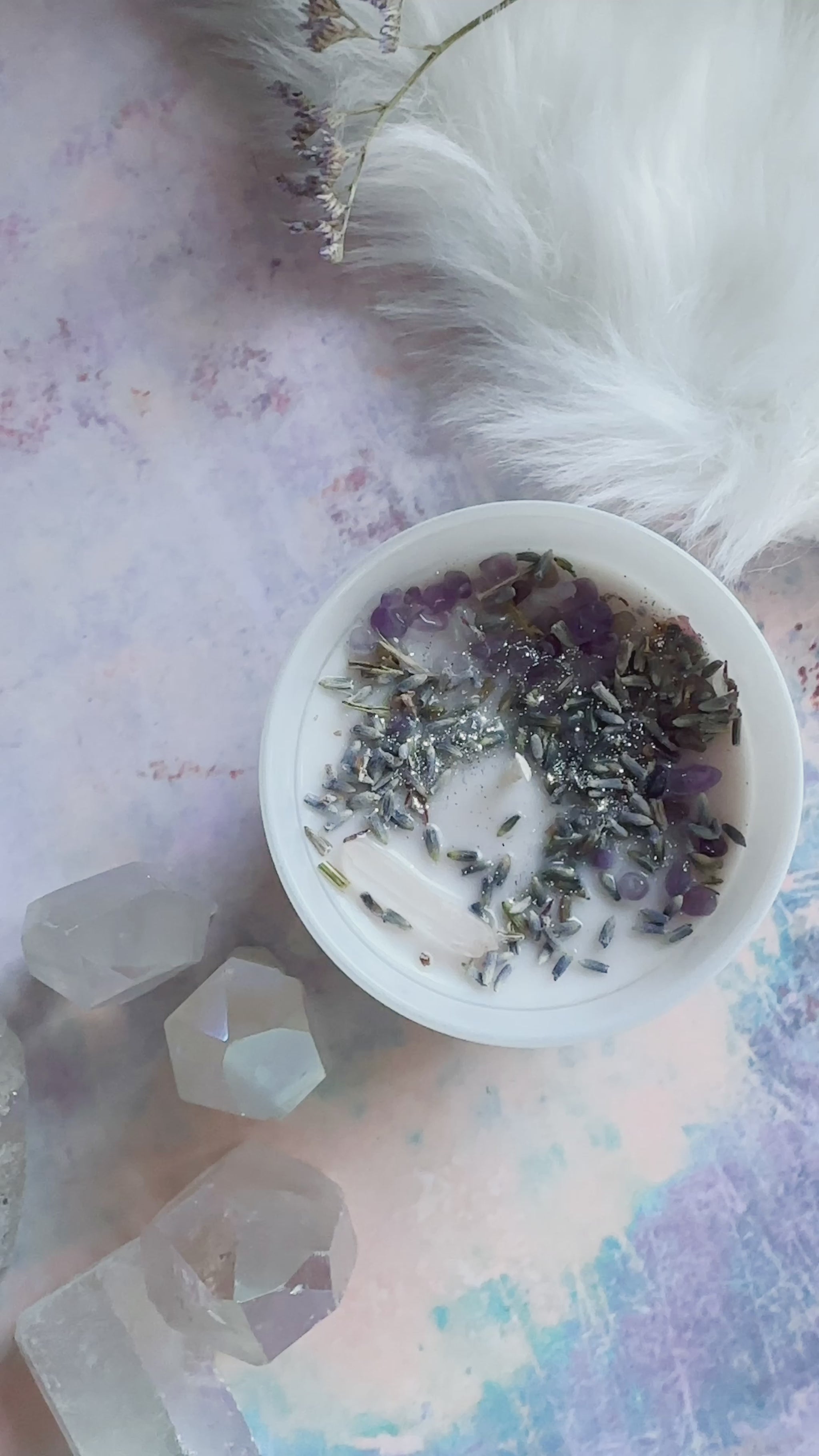 Meditationskerze mit Amethyst, Lavendel und Bergkristall